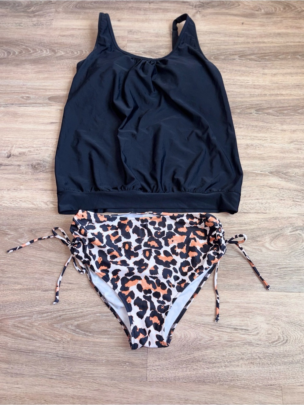 Brand New Black Tankini Top with Leopard Swim Adjustable Bottoms. Size Medium - Picture 3 of 4
